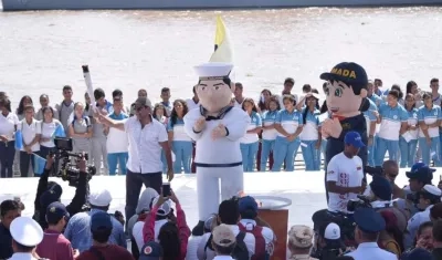 El Alcalde Char recibió el Fuego Centroamericano en el Gran Malecón del Río Magdalena.