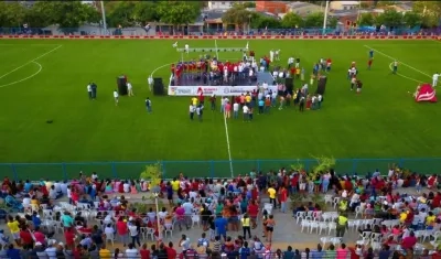 Cancha entregada por el Gobernador Verano en el corregimiento La Playa.