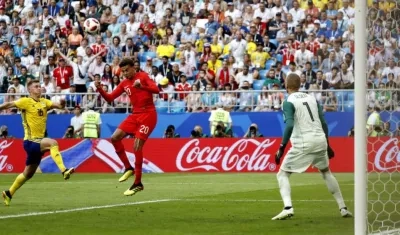 Delle Alli anota de golpe de cabeza a Suecia. 