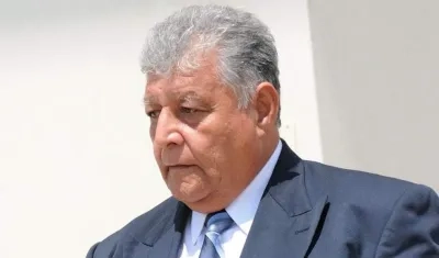 El exmilitar chileno Pedro Barrientos sale del Tribunal Federal en Orlando, Florida.