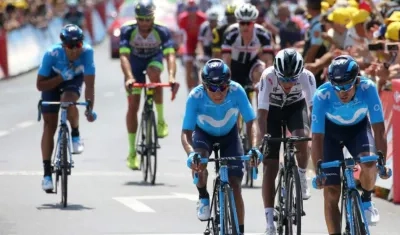 Nairo Quintana llega tras perder tiempo. 