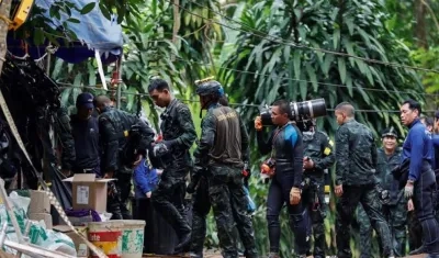 Soldados en los alrededores de la cueva donde están atrapados los niños en Tailandia.