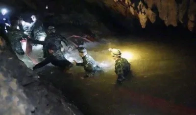 Miembros del equipo de rescate en Tailandia.