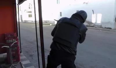 Un soldado tunecino vigila un puesto fronterizo. 