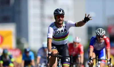 Peter Sagan se impone en la llegada a la meta. 