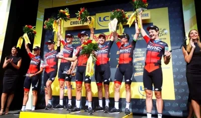 Equipo del BMC celebrando su triunfo en la contrarreloj.