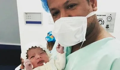 Luis Ángel Díaz y la pequeña Marthina.