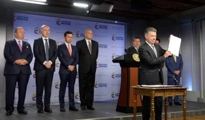 Presidente Santos en la sanción de la ley de sometimiento a la justicia.