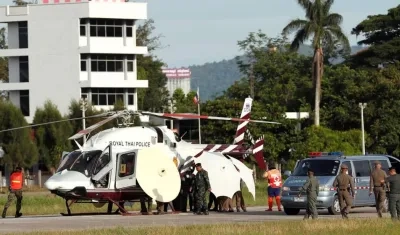 Soldados y policías tailandeses evacúan en helicóptero a uno de los niños rescatados en una base aérea en la provincia de Chiang Rai (Tailandia)