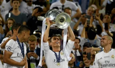 Cristiano Ronaldo celebra con el trofeo de la Liga de Campeones. 