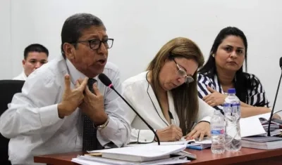 Dayana Jassir junto a sus abogados en la audiencia realizada el día de hoy en el Centro de Servicios de Barranquilla.
