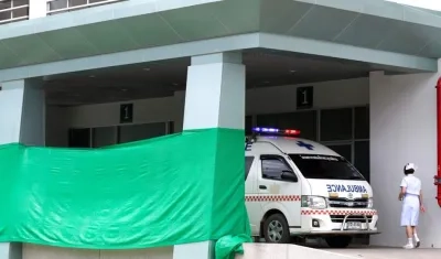Una ambulancia pasa junto a una zona cubierta en el hospital Chiangrai Prachanukroh, en la provincia de Chiang Rai (Tailandia)