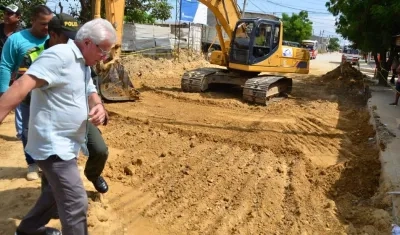El alcalde de Soledad, Joao Herrera, inspeccionó este martes las obras de pavimentación de la calle 48 con carrera 15