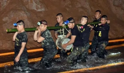 Rescatistas en Tailandia