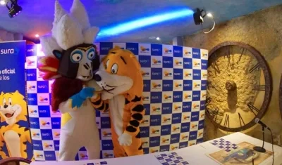 Baqui y el tigre de Sura, durante el anuncio del seguro médico a los participantes de los Centroamericanos.