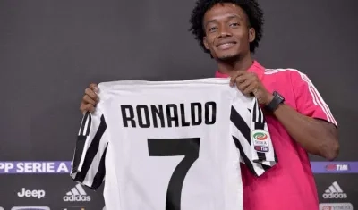 Juan Guillermo Cuadrado con la camiseta que usará Cristiano Ronaldo.