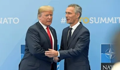 El presidente de los Estados Unidos, Donald J. Trump (i), saluda al secretario general de la OTAN, Jens Stoltenberg (d), a su llegada a la cumbre de jefes de estado de la OTAN en Bruselas.
