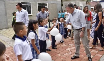Santos al entregar el colegio Francisco Arango, en Villavicencio.