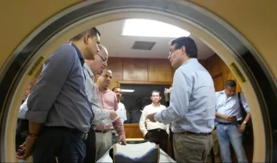El ministro de Salud, Alejandro Gaviria, acompañado por directivos del sector salud del Atlántico en la entrega del tomógrafo en marzo de 2016.