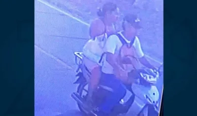 La mujer cuando iba en una moto con la bebé en un maletín.