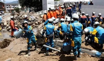 Las Fuerzas de Autodefensa (Ejército), la policía y los bomberos continúan hoy las labores de salvamento.
