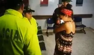 Momento en el que Greymar Jiménez Tubiñez recibe a su hija. 