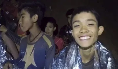 Niños tailandeses al interior de la cueva.