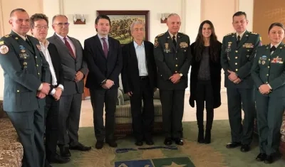 Delegados del Ministerio de Defensa y la Comisión de la Verdad. 