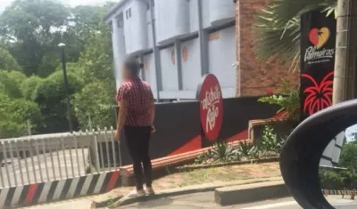 Una mujer fue fotografiada varias veces como esperando la salida de alguien de un motel.