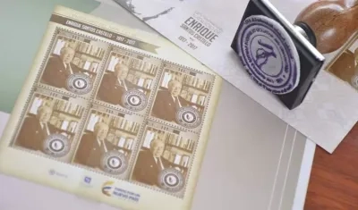 Esta es la estampilla en homenaje a Enrique Santos Castillo. 