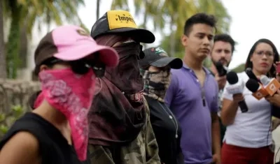 Voceros estudiantiles con el rostro cubierto.
