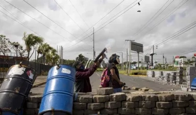 Manifestantes custodian una barricada en los alrededores de la Universidad Nacional Autónoma de Nicaragua.