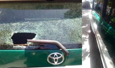 Así quedó la camioneta de la policía tras el ataque de la comunidad. 