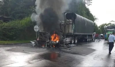 Una tractomula fue incinerada, al parecer, por guerrilleros del ELN