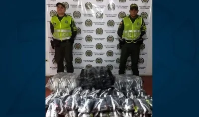 Zapatos incautados por la Policía en el peaje de Baranoa.