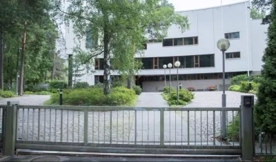 Vista general de la entrada de la casa de huéspedes finlandesa, junto al hotel Hilton Helsinki Kalastajatorppa, en Finlandia, en la que se reunirán este lunes el presidente estadounidense, Donald J. Trump, y el presidente ruso, Vladimir Putin.
