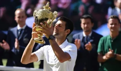 El serbio Novak Djokovic levanta el trofeo en Wimbledon.