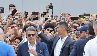 Cristiano Ronaldo llegó en medio de ovaciones a pasar el reconocimiento médico.