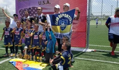 La categoría 2010 celebrando el título. 