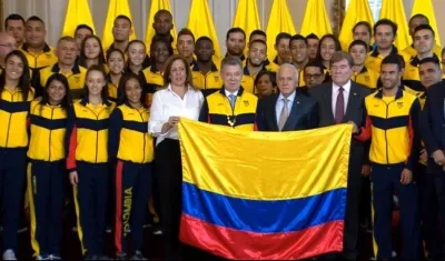  El Presidente Juan Manuel Santos, la directora de Coldeportes, el presidente del COC y la delegación.