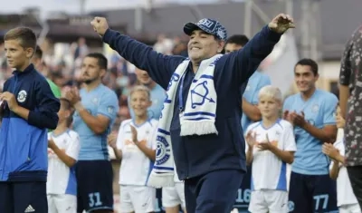Diego Maradona en su llegada al Dinamo Brest.