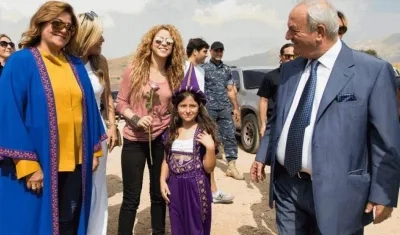 Shakira siendo recibida en Tannurin, Líbano.