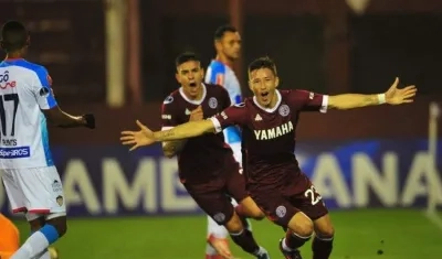 El paraguayo Rolando García Guerreño celebra el único gol de Lanús.