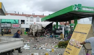 El contenedor del camión explotó en una bomba de gas.