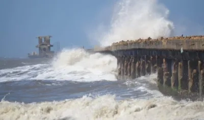 El fuerte oleaje se presenta en todo el Caribe colombiano.