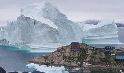 Vista general de un iceberg situado al lado de la aldea de Innaarsuit, en el municipio de Avannaata, Groenlandia