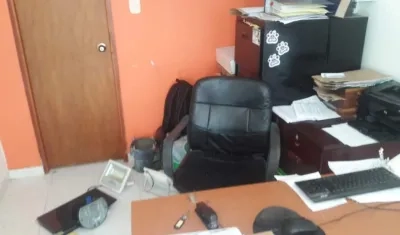 En el suelo se ve el monitor que lanzó el residente del conjunto a la administradora del mismo.