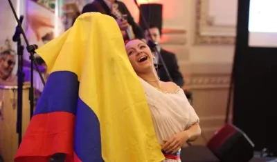 Una bailarina se presenta en el lanzamiento de la marca país de Colombia hoy, martes 17 de julio de 2018, en Montevideo (Uruguay).