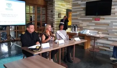 El Capitán de Puertos, Gustavo Gutiérrez, la secretaria de Cultura Diana Viveros y la Capitana Nacional del 2016 Alexandra Machado.