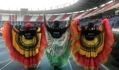 Bailarinas del show inaugural ensayan en el Metropolitano. 